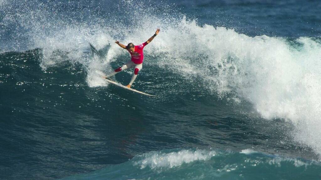 Sally Fitzgibbons came up against Malia Manuel and Nikki van Dijkl in Heat 5 of the women's Margaret River Pro event. Photo: ASP/Twitter.