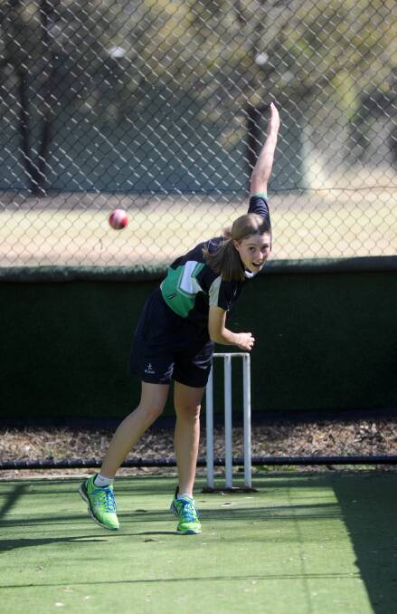 Tayla shows her bowling style. Picture: JODIE DONNELLAN