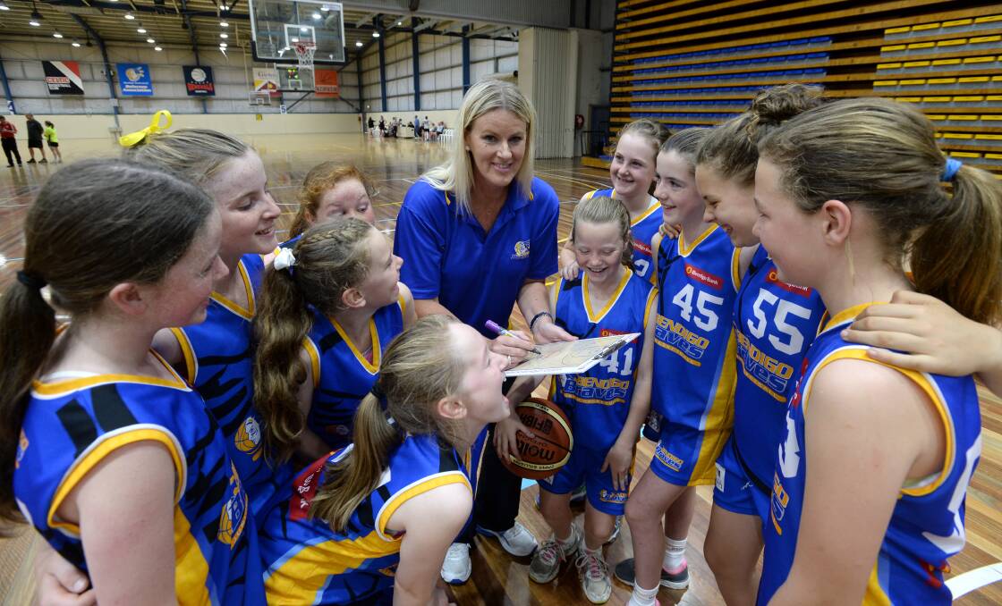 Nina talks tactics with her young charges from the Bendigo Junior Braves program. Picture: JIM ALDERSEY