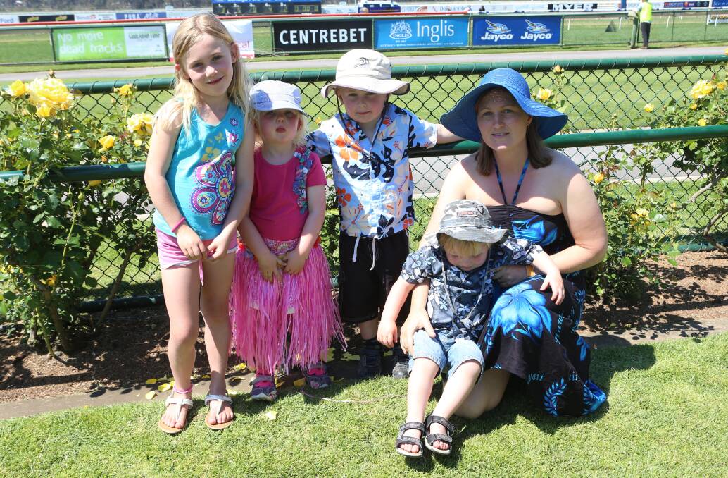 Beach Day at the Bendigo Jockey club.
Imogen Anset with Paige, Jake, Travis and Miranda Smith. Picture: PETER WEAVING
