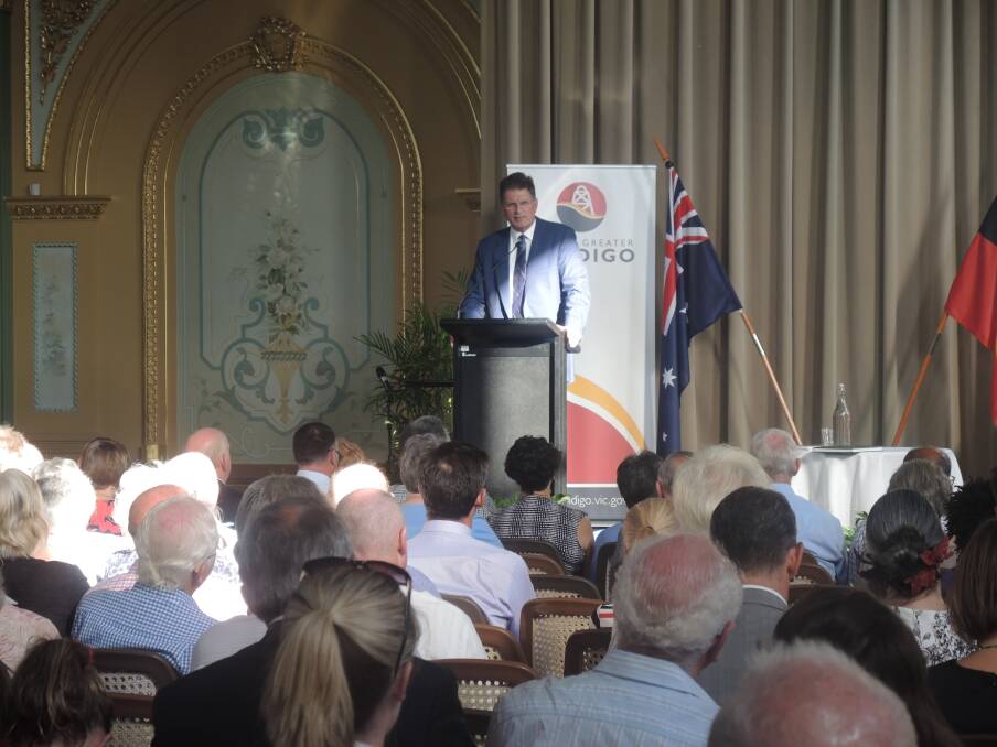 CONNECTING: Ted Baillieu speaks to Bendigo residents about the Anzac Centenary. 