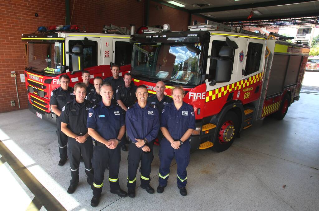 TEAM: NSW Fire Rescue and Bendigo Fire Brigade firies are working together. Picture: PETER WEAVING