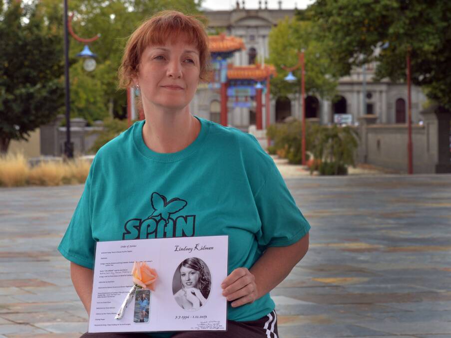 GRIEF: Lisa Kidman with a photo of her late daughter, Lindsay. Picture: BRENDAN McCARTHY