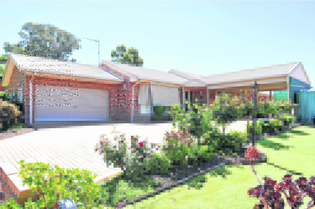 The location is brilliant, with the Greater Bendigo National Park on your doorstep, Kennington Reservoir just a five-minute walk, schools and the university all close by, and the new Kennington Village shopping centre just a few minutes away.