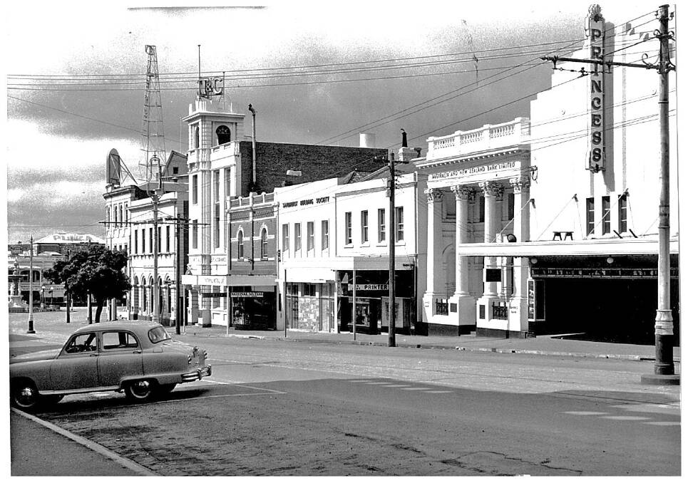 Bendigo’s Royal Princess Theatre, View Street would play the film and stage a vaudeville show too, put on by one of the many dramatic theatre companies on the goldfields.
