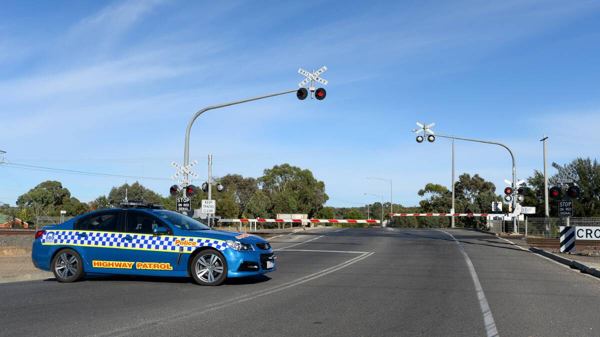 Boom gates are malfunctioning at the railway crossing at the intersection of Oak Street and Allingham Street in Bendigo. Picture: JIM ALDERSEY

