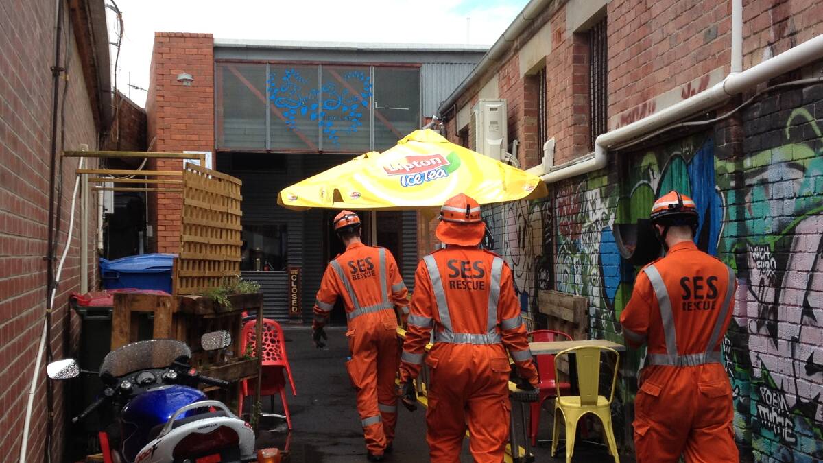 SES crews arrive at the Bella Blue Cafe and Bar. Picture: RENEE THOMPSON