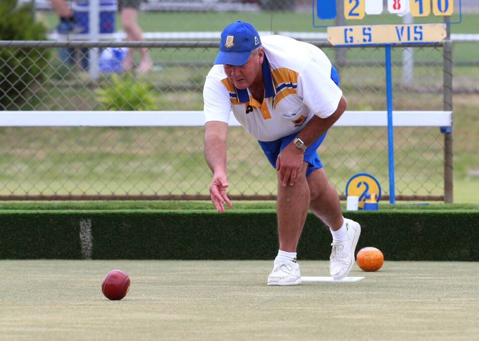 TIGHT: Square skipper Gary Beckham won by one in his battle with South Bendigo's Damien Mason.