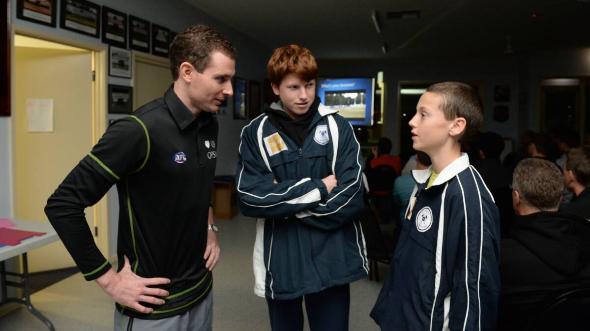 MASTER AND THE APPRENTICES: AFL umpire Tristan Burgess chats to young Bendigo Umpires Association members Luke Hartland and Christopher Cox. Picture: JIM ALDERSEY