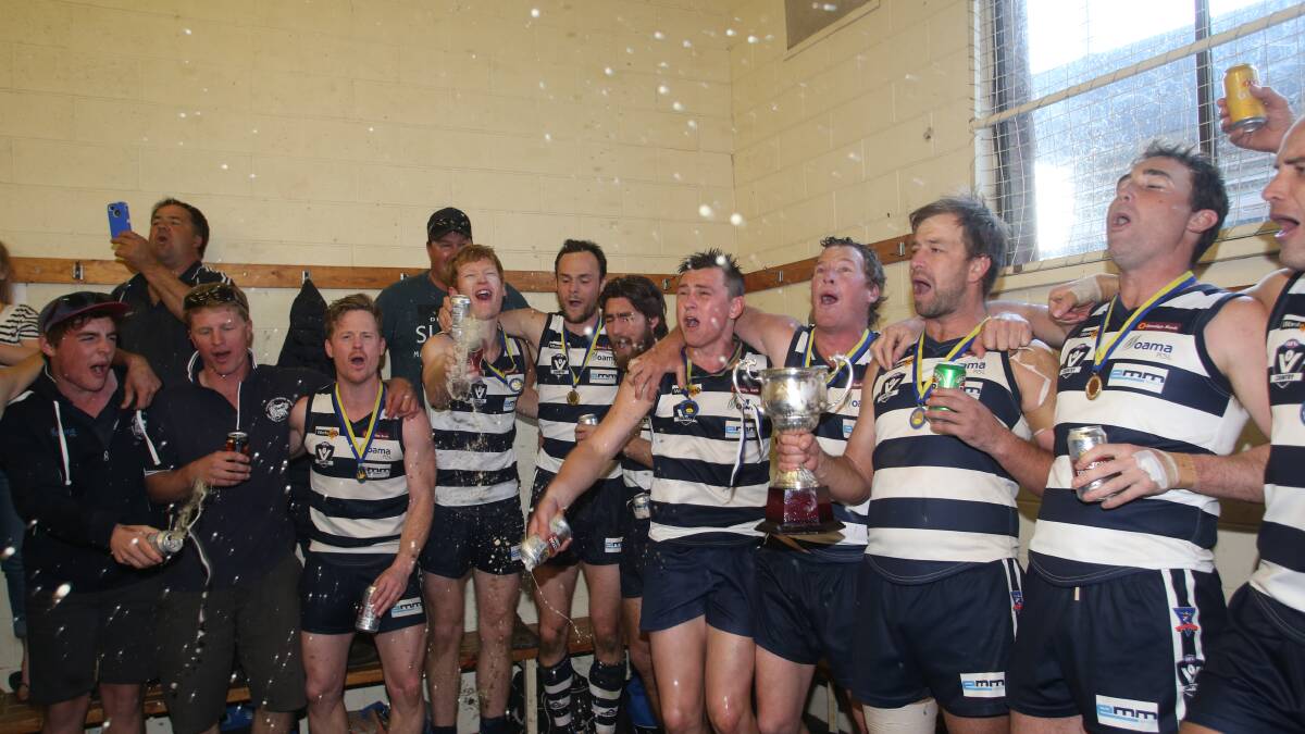 The Cats celebrate their fourth flag in a row in the rooms.
