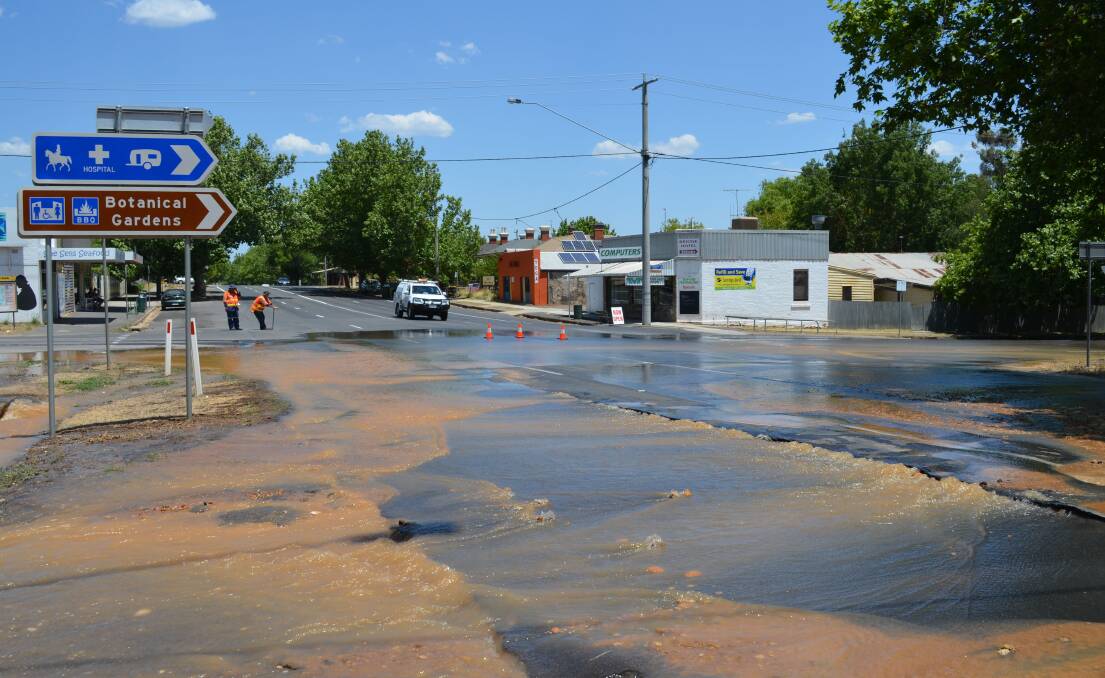 FIX: Coliban Water staff shut down a burst water main in Barker Street, Castlemaine. Picture: CASTLEMAINE MAIL
