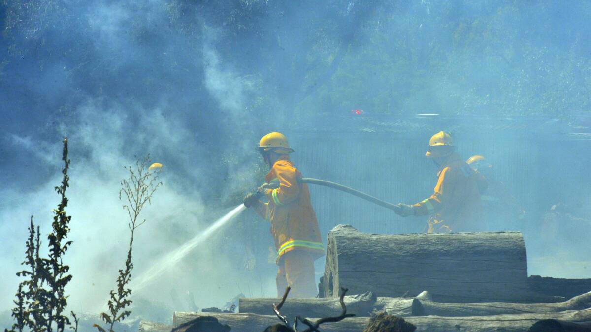 Kangaroo Flat fire: Residents use garden hose to protect home