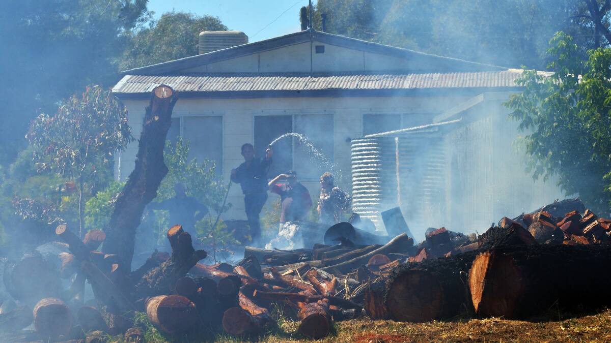 Kangaroo Flat fire: Residents use garden hose to protect home