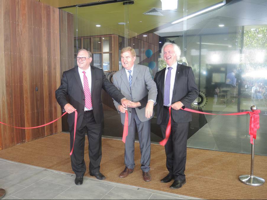 Bendigo Mayor Barry Lyons, Deputy Premier Peter Ryan and Bendigo councillor Rod Fyffe officially open the Bendigo library redvelopment project.