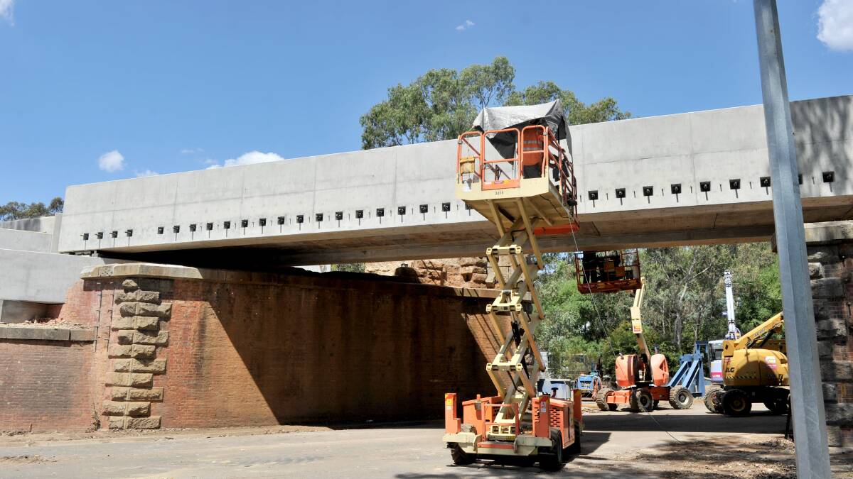 Upgrade to the historic railway bridge on northern entrance to Castlemaine with construction going on last Friday. Picture: JODIE DONNELLAN 

