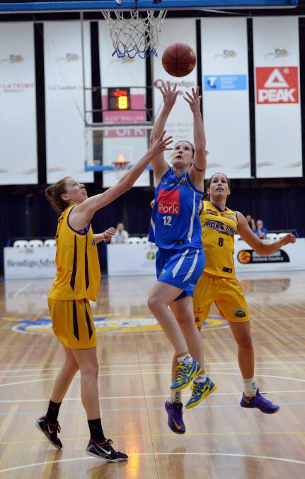 PLAYER TO WATCH: Bendigo Spirit's Belinda Snell in action against the Melbourne Boomers. Picture: BRENDAN McCARTHY