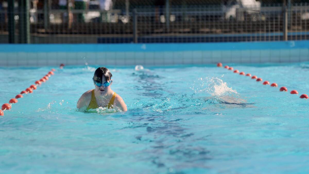 PROUD: Tara Smith swimming laps at the Kangaroo Flat swimming pool. Picture: JODIE DONNELLAN 
