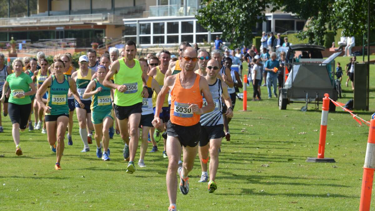 Steve Moneghetti leads the runners at the first turn. Picture: BRENDAN McCARTHY