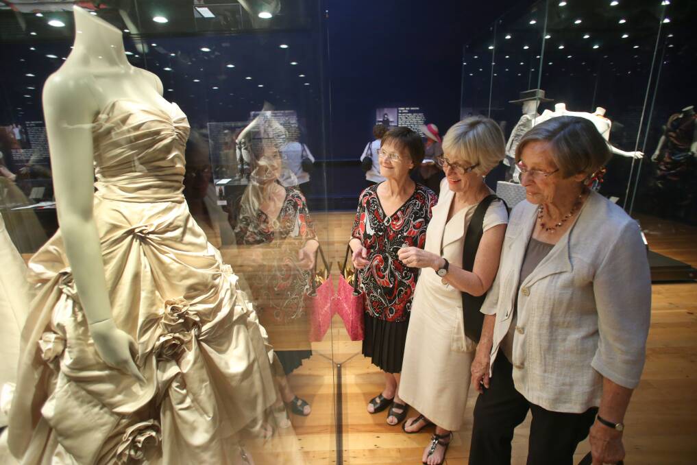 ADMIRE: Bendigo's Mary Stanton with Liz Lazzaro and Lois Wilson from Melbourne. Picture: PETER WEAVING