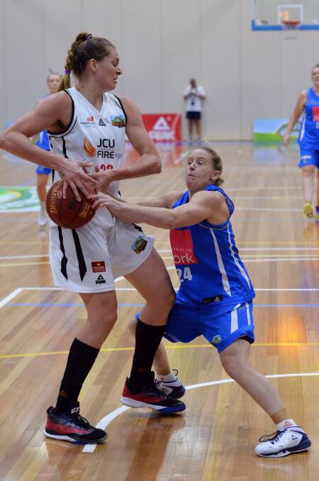 Townsville's Cayla Francis and Bendigo's Jane Chalmers.