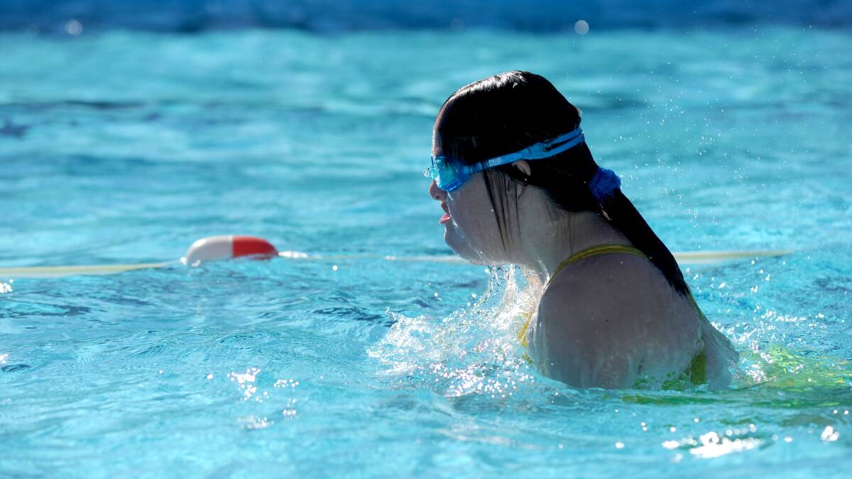 Tara Smith swimming laps at the Kangaroo Flat swimming pool. Picture: JODIE DONNELLAN 
