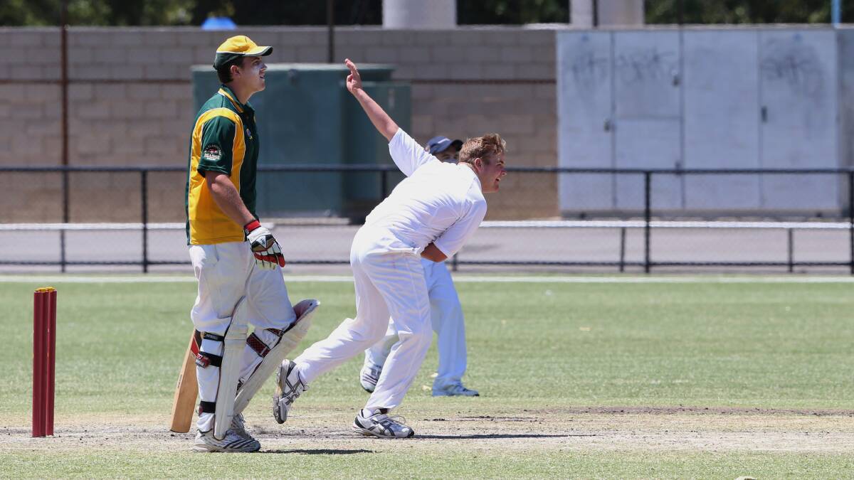Division one clash between Murray Valley (Batting) and Northern Districts (fielding).
Bowler: Nick Farley, batter, Brodie Ross. Picture: PETER WEAVING