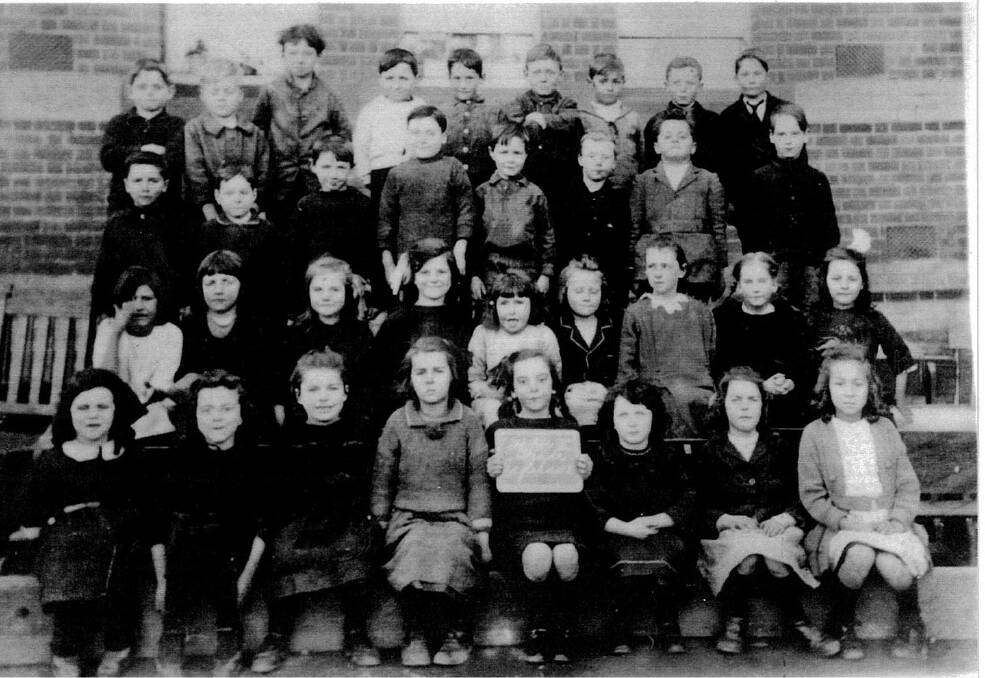 1922 Eaglehawk grade 1 and 2. Some of the children pictured are: back row: Jack Clymo and Keith Mitchell; third row: Harry Truscott, Jack Perry and Harold Pithie; second row: Freda Lindsay, Aileen Cox, Jean Nesbit, Rita Hall and Doris Hawkins; and front row: Sylvia Williams and Thelma Davey.