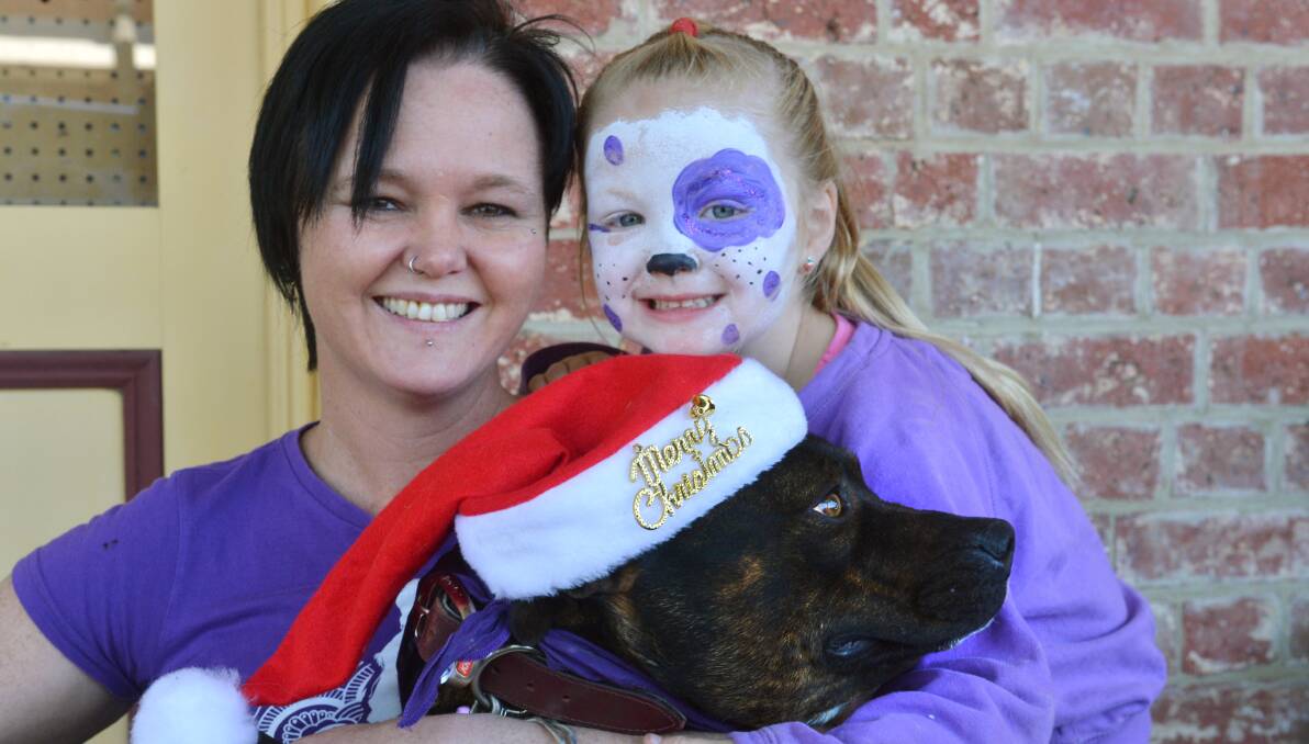 CHRISTMAS SPIRIT: Tracy Woolley and Jaida Thomas with Zeus a dog in need of a good home this Christmas. Picture: PETER WEAVING