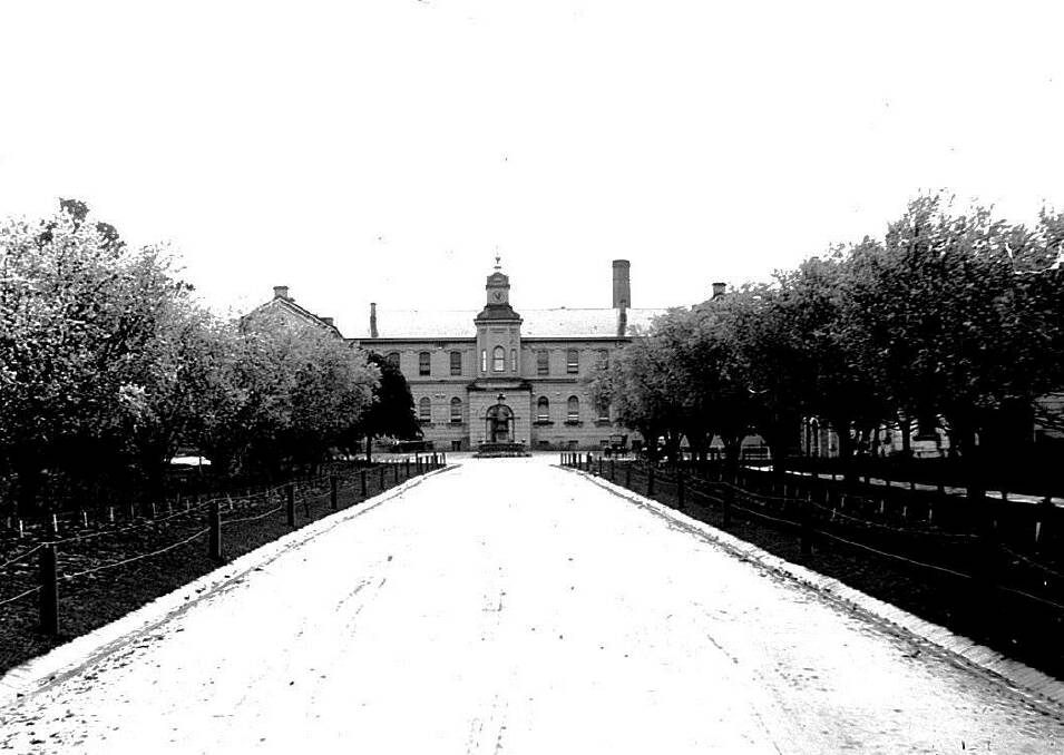​A front view of the Bendigo Hospital, date unknown.