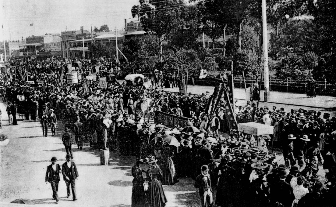 1902 Bendigo's Easter procession makes its way down Pall Mall.