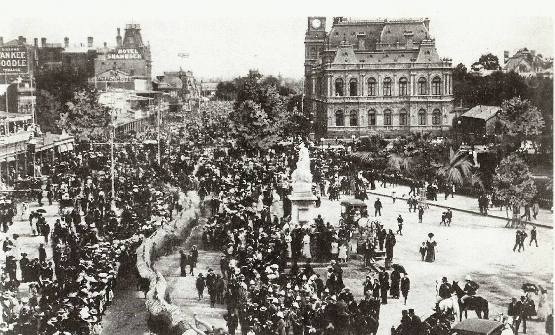 1908 The Bendigo Easter procession makes its way along Pall Mall.