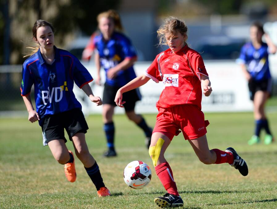 TALENTED TEEN: Spring Gully's Nicole Ford takes on the Eaglehawk defence. Picture: JODIE DONNELLAN