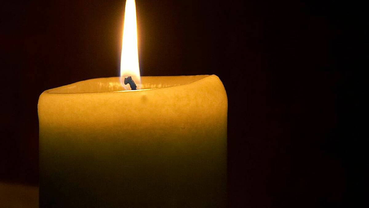 Bendigo residents 'light the dark' to remember asylum seeker
