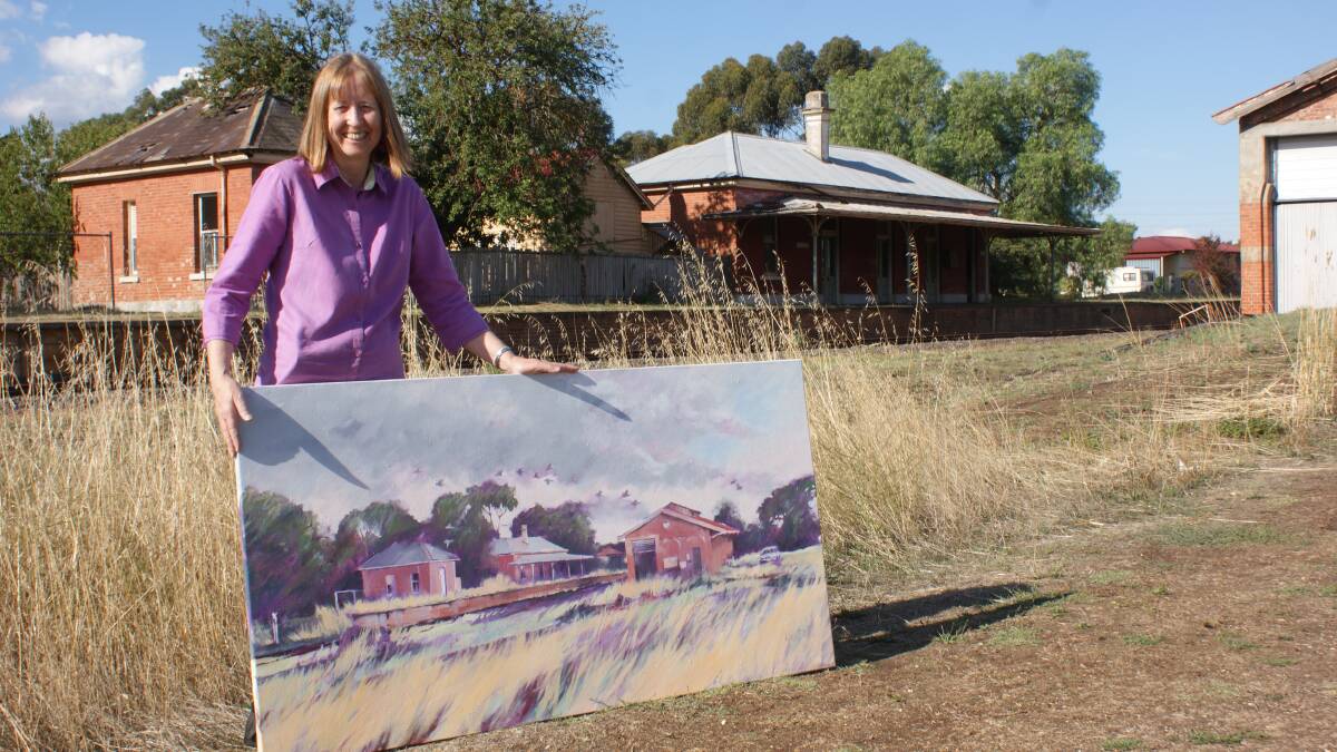 BEAUTY: Newstead artist Karen Pierce with her painting of the Newstead Train Station.