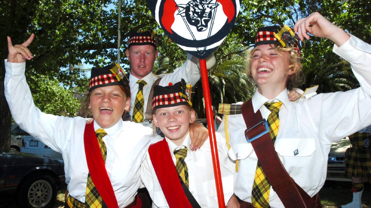 James Kenyon, Courtney and Gabrielle Singe and Jasmine Aldows from the Clan Macleod pipe band from Bendigo at the 145th Maryborough Highland Gathering
pic: Bill Conroy 2/1/06