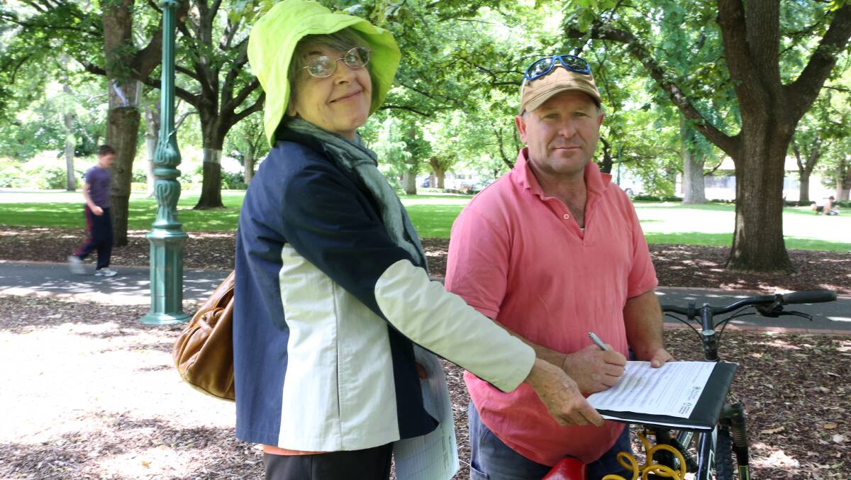 Bendigo’s Picnic for Climate goers signing a petition for change: Anne Denham & Martin Hamilton

Picture: LIZ FLEMING
