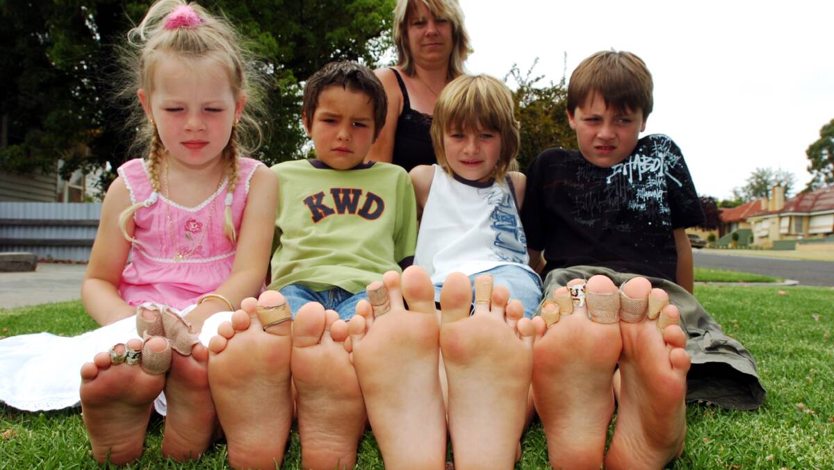 Gemmi Murrell, Brayden Drake, Zebb Murrell and Xavier Murrell with Vicki Murrell (up the back) has their feet damaged at one of Bendigo's pools.
pic by Andrew Perryman 9th Jan 2006.