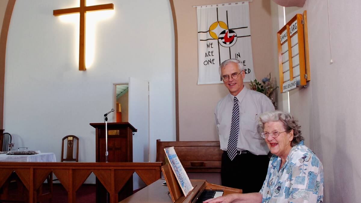 Walter Abetz is moving to Tasmania after 11 yrs of being the minister at White Hills Uniting Church & Margery Bubb is turning 80 years old and is retiring from playing the organ at church.
pic ; LAURA SCOTT.