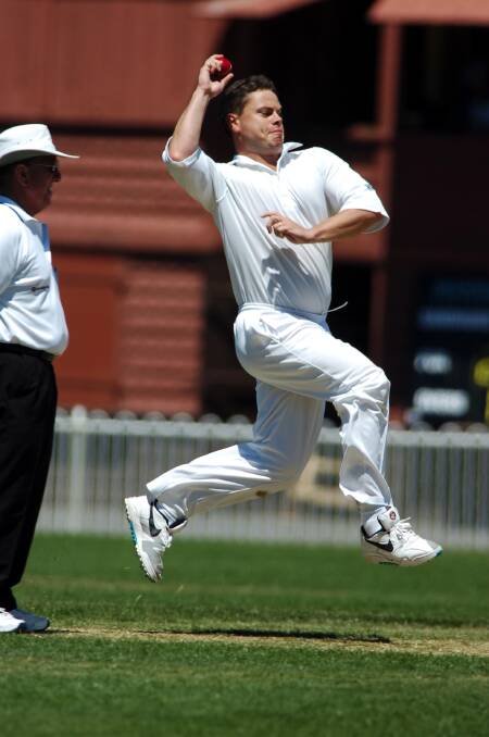 Ben Erwin bowls for Strath Marist at QEO.
pic by Andrew perryman on Sat14th Jan 2006