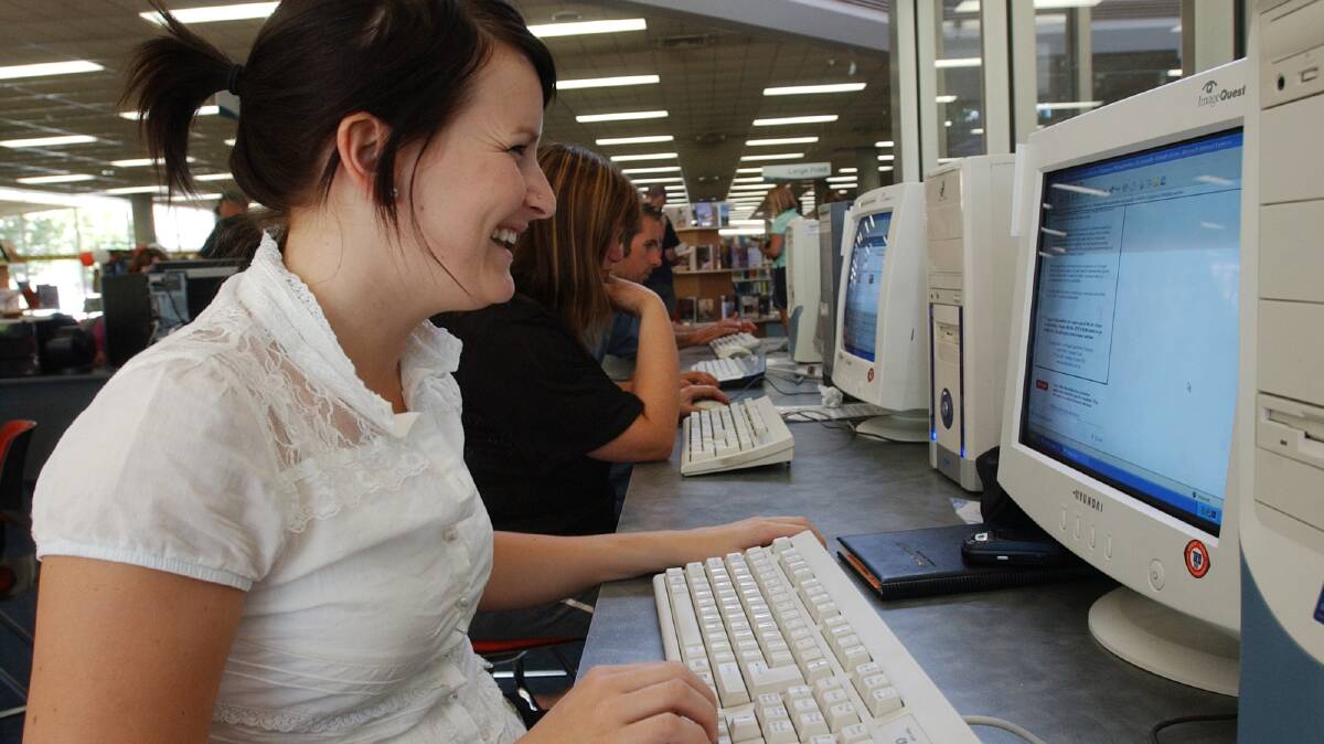 Stacy Brauman using the internet at Bendigo Library
Pic Brendan McCarthy 040106
