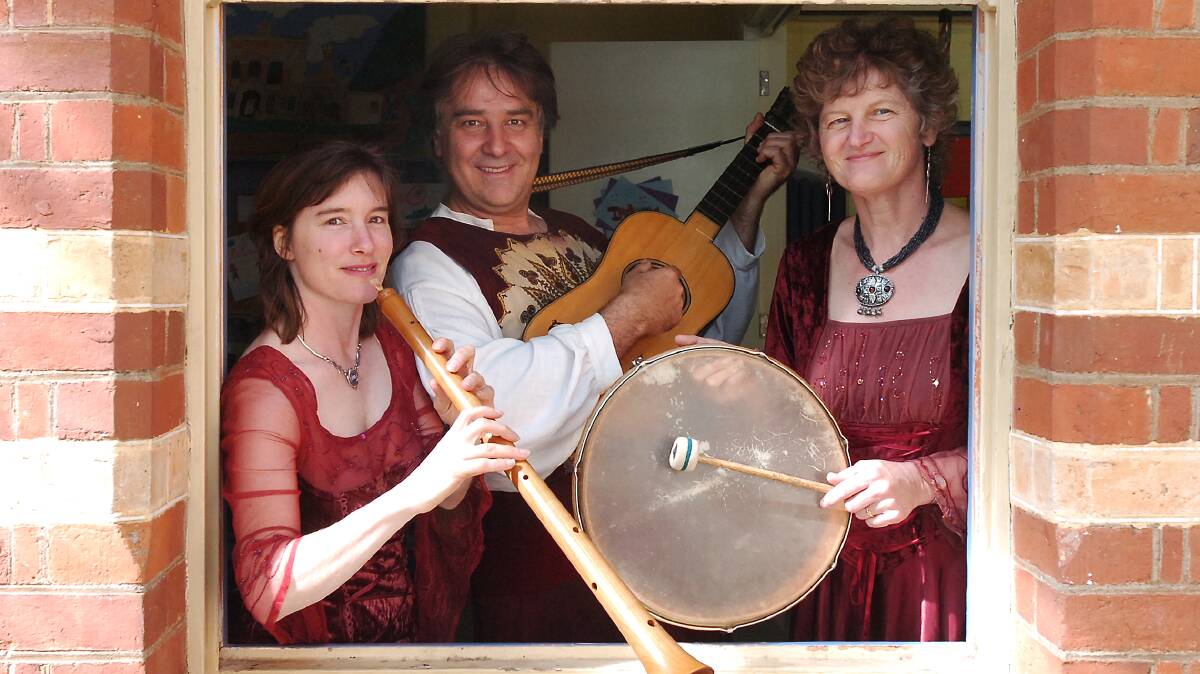 "Pastance" will perform at the Maldon Folk Festival. They are from left- Megan and Alex Cronin with Christine Wheelen.
pic by Andrew Perryman on Thur 27th Oct 2005.