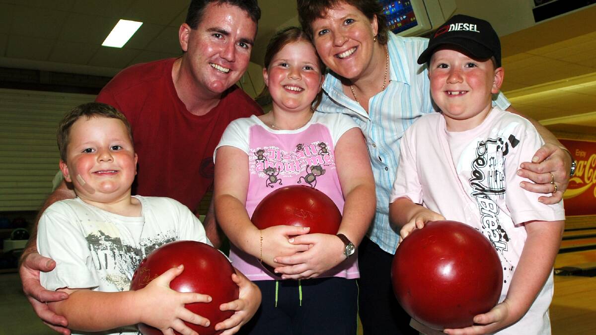 Oliver, Paul, Chloe, Michelle and Bailey bowl at the Bendigo Dragon City Lanes.
pic by Andrew Perryman on Tue 10th Jan 2005.