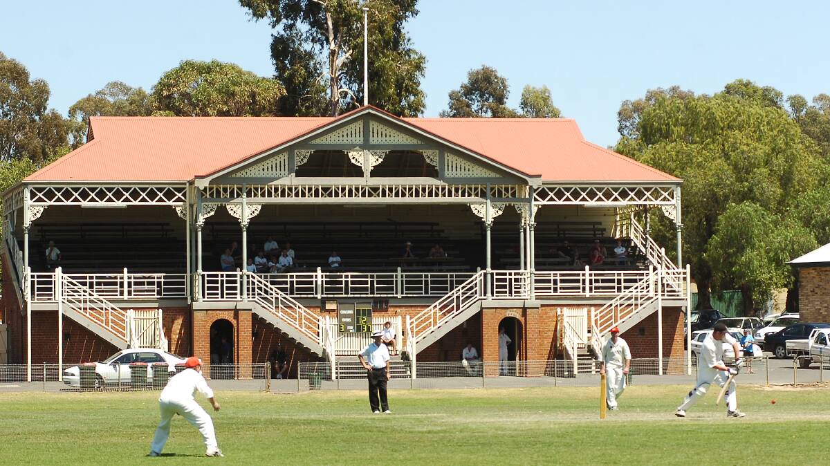 Cricket at Canterbury Park - Eaglehawk Vs. Bendigo United one-day game.
pic: LAURA SCOTT.