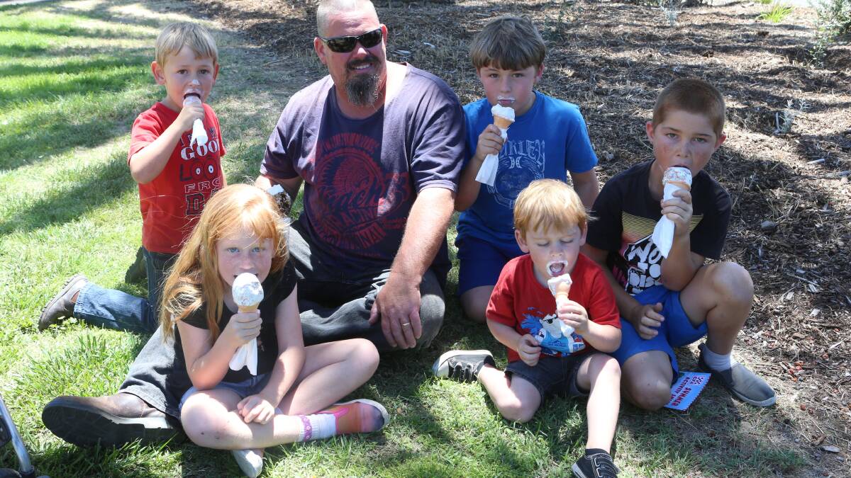 Family icecream break for Will, Chelsea, Scott, Ben and Coby Cunningham with freind Dylan Johnstone.  Picture: PETER WEAVING