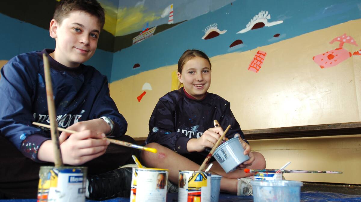 Goornong students paint a mural on their shelter shed - Adrian Grenfell & Bethany Price get the paint ready.
pic ; LAURA SCOTT. 27.10.05