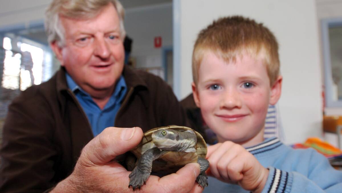 Steve Robinson from the Darling Dows Zoo shows Junior to Lachlan Walsh at the Sth Bendigo Pre School. Picture ; PETER HYETT.