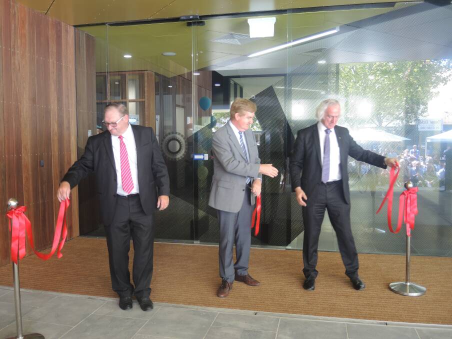 Mayor Barry Lyons, Deputy Premier Peter Ryan and Councillor Rod Fyffe cut the ribbon. Picture: WENDY WILLIAMS