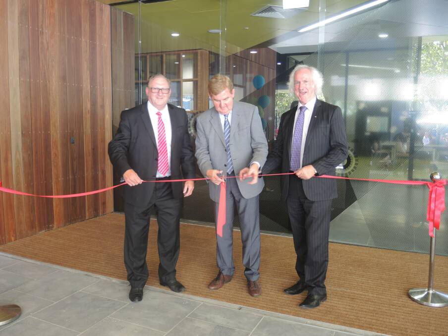 Mayor Barry Lyons, Deputy Premier Peter Ryan and Councillor Rod Fyffe cut the ribbon. Picture: WENDY WILLIAMS