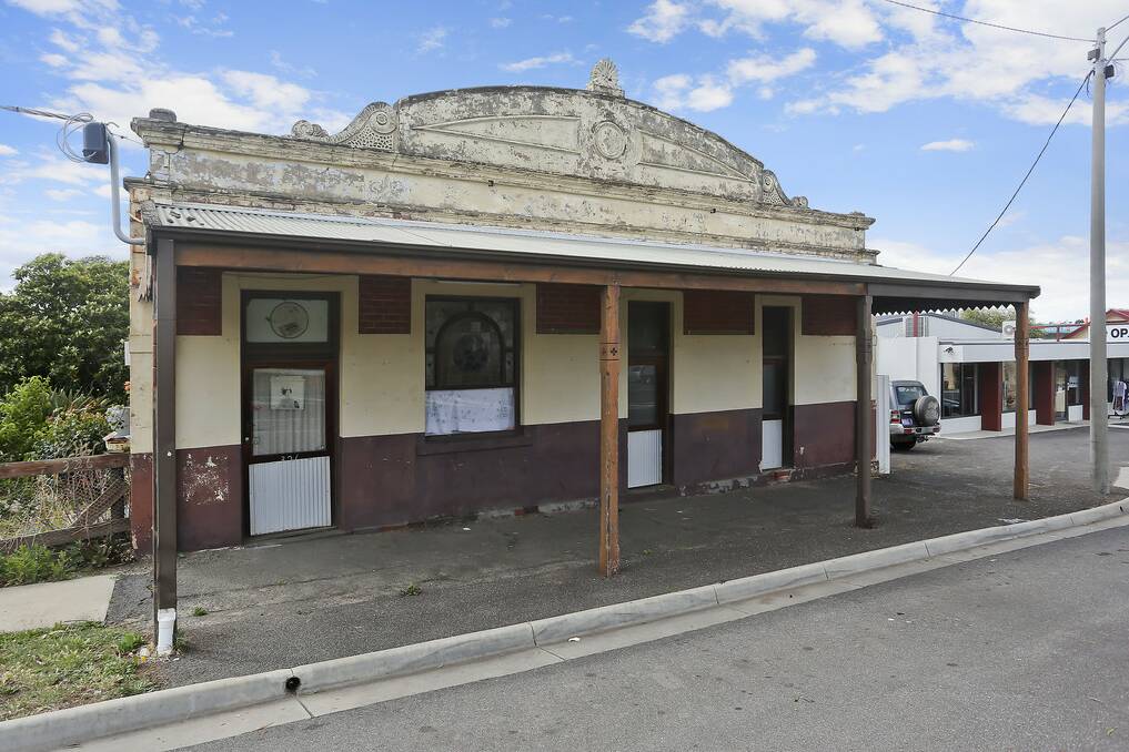 CALIFORNIA GULLY ICON: Former Johnson’s Reef Hotel is up for sale.