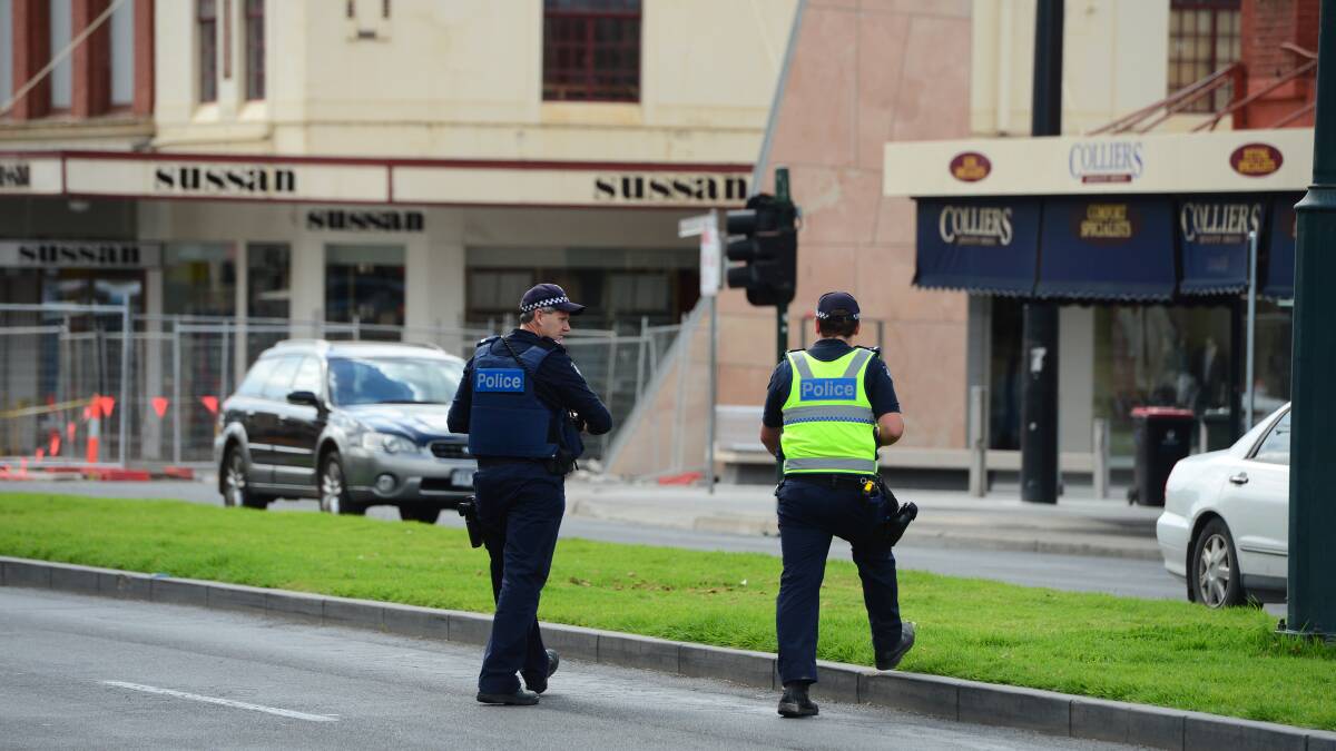 KNIFE: Police search for a man armed with a knife in central Bendigo. Picture: JIM ALDERSEY